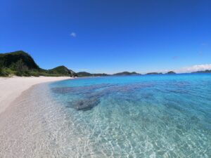 安室島の綺麗な海岸